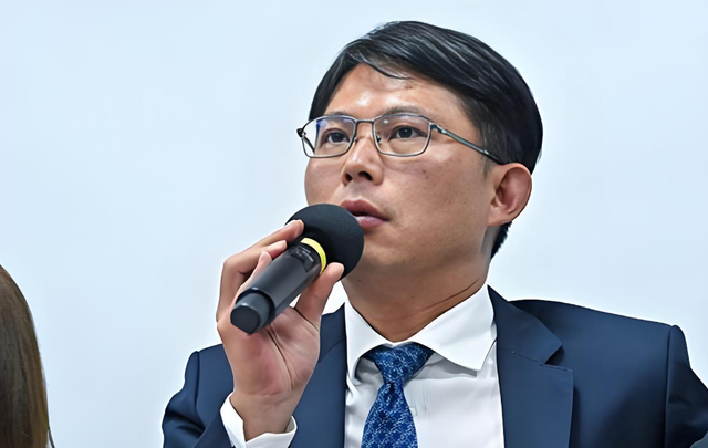 在中日关系敏感时期，他竟然率团赴日访问，为了刷存在感毫无底线