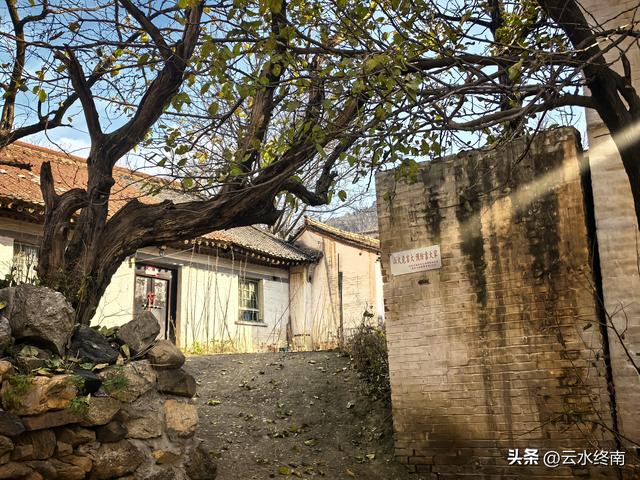 游览了这片芦花后，我又到蓝田这个没有拆掉的村子，见到这些老人