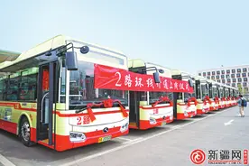 “停靠在八楼”的2路汽车回归乌鲁木齐街头 “2路印记”成为乌鲁木齐市首条城市畅游专线图片