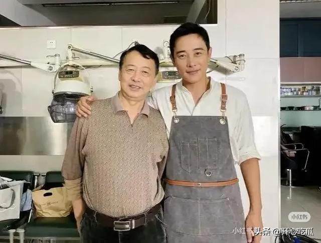 唐嫣现身葬礼！一直挽着罗晋的胳膊，夫妻俩穿黑衣	，神情痛苦悲伤