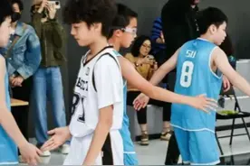 孙俪又陪儿子打篮球比赛，12岁等等羊毛卷发抢镜，高高瘦瘦很帅气图片