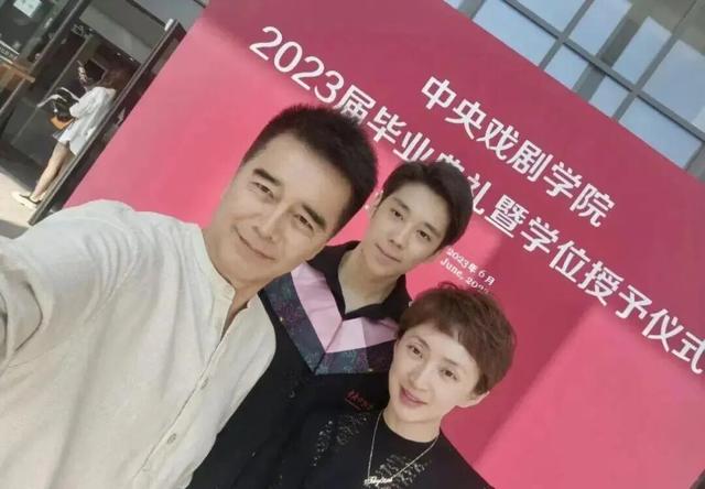 演员何晴去世	，“她曾患脑瘤还中风了”；发小邢岷山称她病重依然乐观