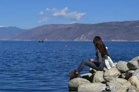 女子在云南大理洱海裸泳，下面10种不文明旅游行为你见过吗？图片