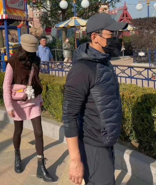 葬礼结束后，唐嫣放缓脚步等罗晋一起就餐，胳膊上还戴着孝