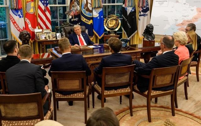 对中国有戒心？斯塔默专机落地神情紧张，随身携带的设备不简单