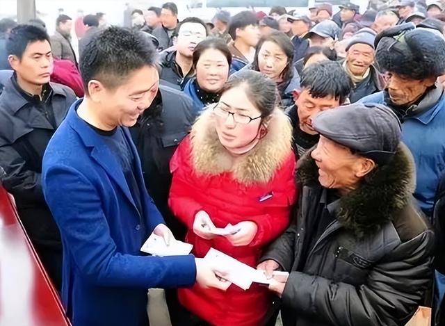 刘强东发放年货现场曝光，令人恶心的一幕出现	，当场被人制止