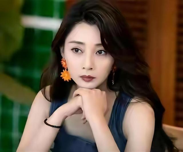 她是演员中的女富豪，豪车多的开不过来，如今45岁却活得像20岁