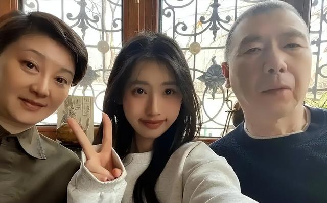 徐帆回应离婚5个月，冯小刚近况曝光，他的“小心思”再藏不住了