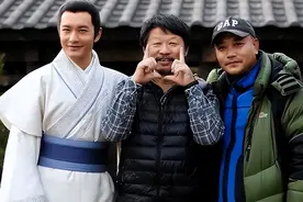他一手捧红靳东和王凯，自己却在跑龙套，王凯领奖当众下跪感恩图片