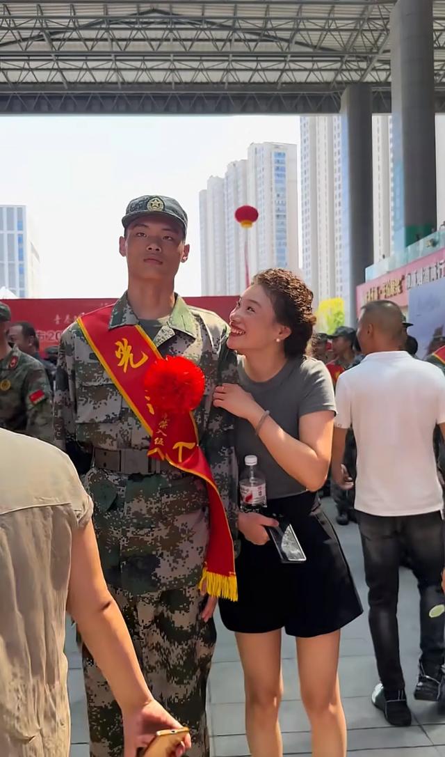 妈妈送儿子参军因年轻被认成姐姐！46岁长得像26岁美得不像话了！
