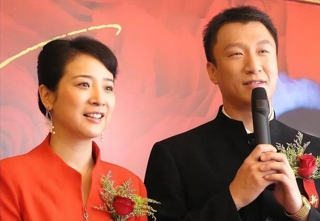 她是国家一级女演员，多次给坐轮椅丈戴绿帽，如今儿子也是演员