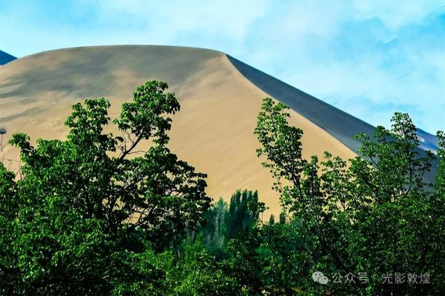 【雨后,敦煌神奇的一幕出现了】云遮雾罩鸣沙山