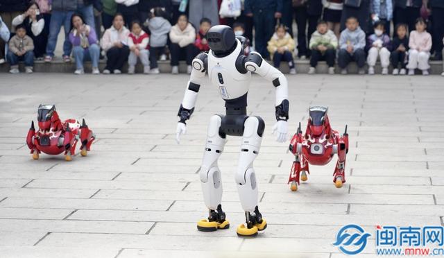 六匹骏马聚首古城！泉州古城马年IP“东·守守”压轴亮相