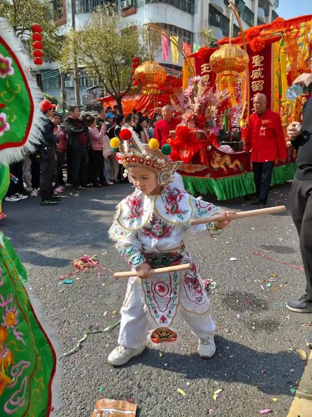 孩子们被“挡在门外”的民俗活动,未来还能看到吗?快来一起讨论