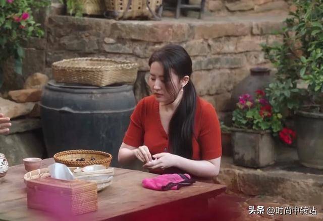 38岁的刘亦菲，像中年妇女，圆润了不少，和普通人一样有点丰润