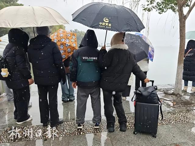 此刻断桥！人人人人雪人人人人人！有人拎着行李箱就来了：太惊喜了