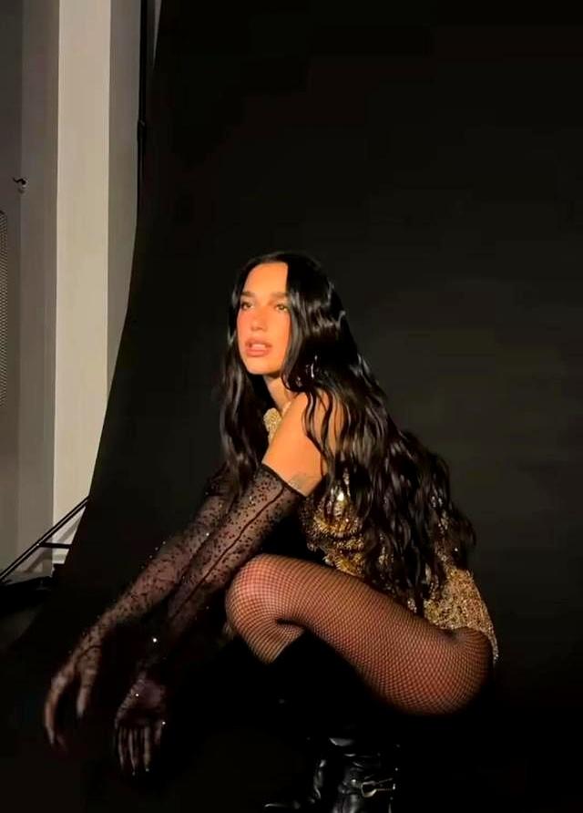 啪姐金色钉珠连体衣+网袜手套造型，复古迪斯科女王既视感谁懂啊
