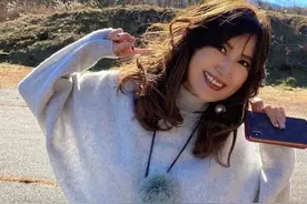74岁“奇迹奶奶”：从未整容，身材似少女，年轻30岁的秘籍在这图片