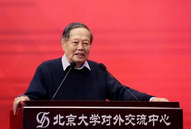 杨振宁去世后，49岁翁帆或没想到，因恢复中国籍 长期捐赠名誉飙升