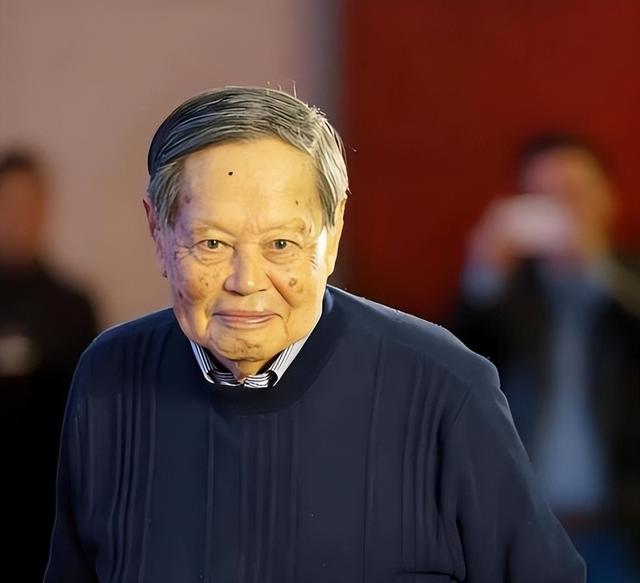 演都不演了！杨振宁去世仅6天，恶心的事情就发生，还不止一件