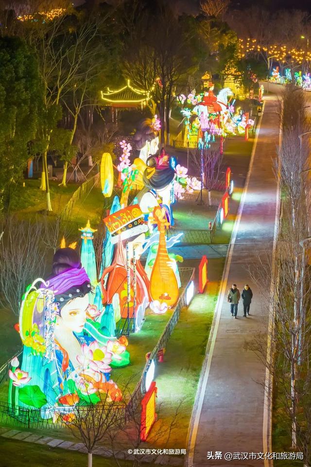 武汉最大发财树，三层楼高，明天亮！