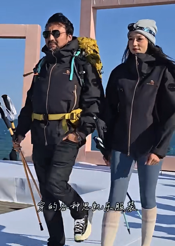 俞敏洪新疆旅行，大早上喝“上马酒”，还跟美女老板一起走秀