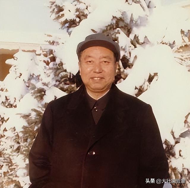 华国锋的夫人韩芝俊有多美？1961年的全家留影，30岁她端庄贤惠