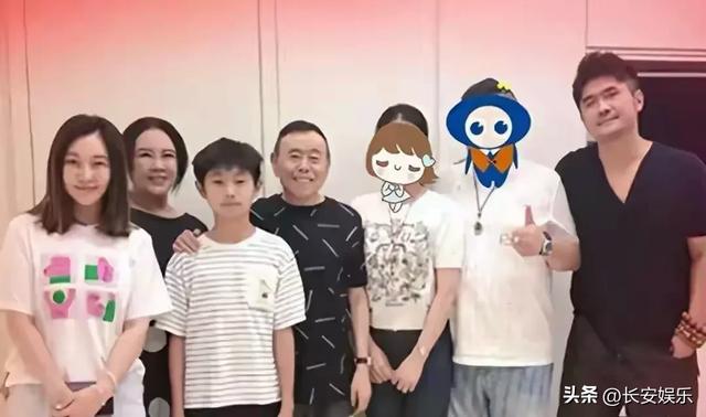 潘长江一家北京别墅宴客，餐厅大得像会所，妻子杨云罕见现身！