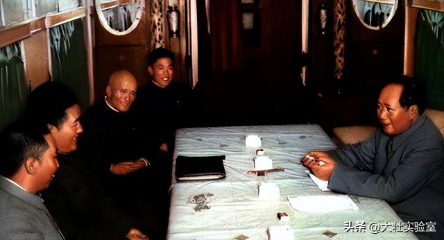 华国锋的夫人韩芝俊有多美？1961年的全家留影，30岁她端庄贤惠