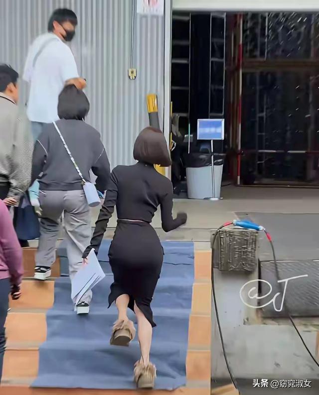 秦岚变化太大了，胸很大，腰很细，臀部很大，穿着性感美得像芭比