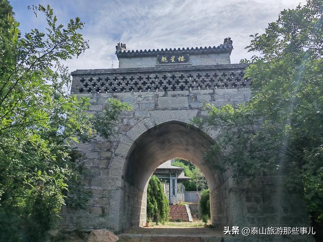 泰安西藏着一座“小泰山”，耗资1000万元打造，是自驾休闲好去处