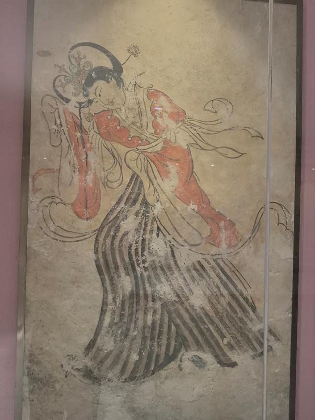 唐太宗李世民的昭陵首开唐陵以山为陵先例，博物馆却在十公里开外