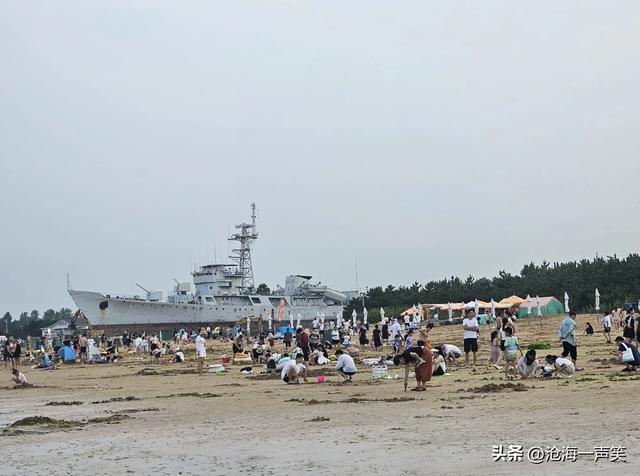 日照海滨国家森林公园大门与退役军舰，风牛马不相及，但相隔不远