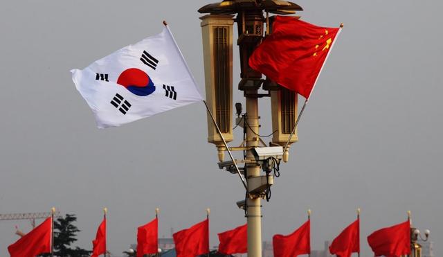 韩国摊牌了，李在明拒绝出席阅兵，王毅挂断电话，送给韩方一句话