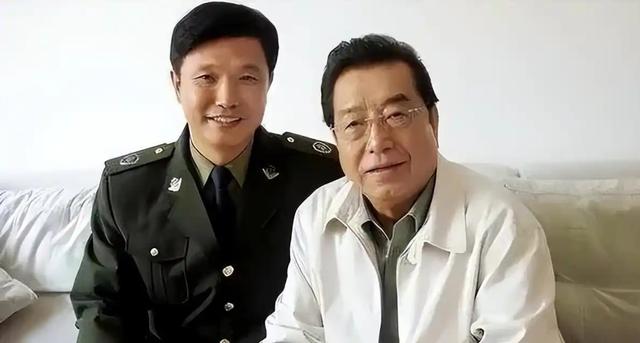 一月5万还不够花？86岁李双江仍在县城接商演，一旁轮椅惹人心疼