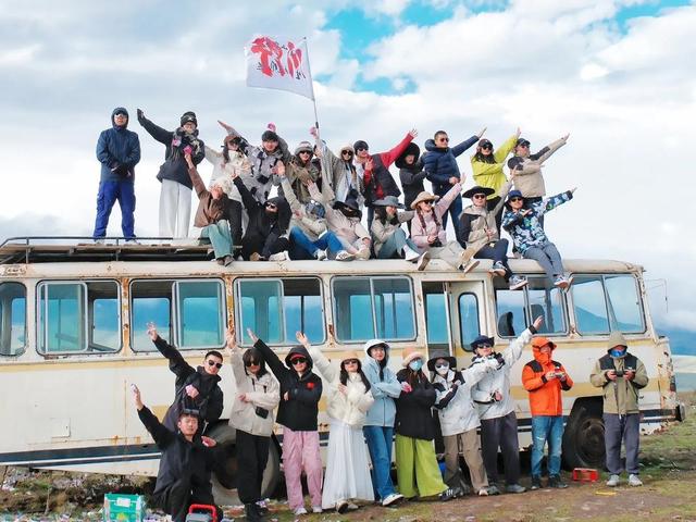 欺人太甚！私人订制旅游团与司机起争执，将129名游客甩到服务区
