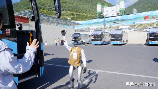 智能机器人“入职”黄龙景区、黄龙九寨站 带来智能文旅新体验