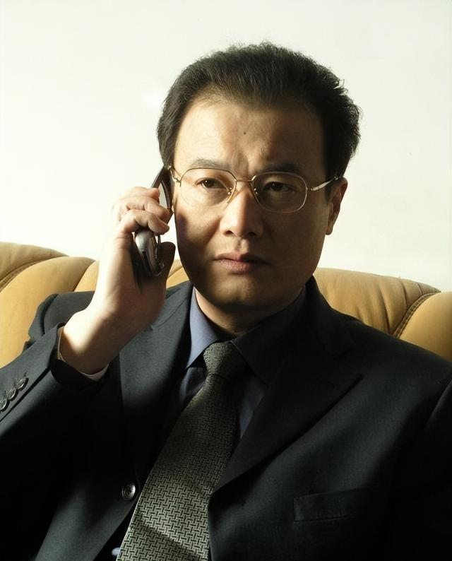 父亲是导演，母亲是老戏骨，62岁无儿无女，遗憾没让母亲当奶奶！