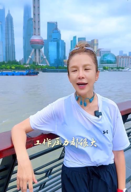 朱迅：谈跑步给自己的最大好处是52岁依然“敢素颜面对”