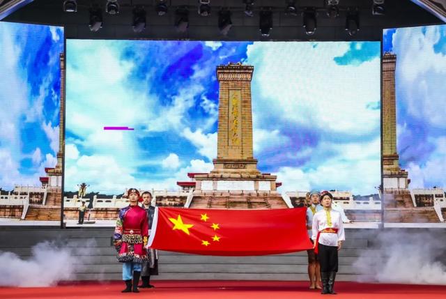中秋国庆彩灯游园会限定表演！场场精彩～前方有欢乐因子正在释放！