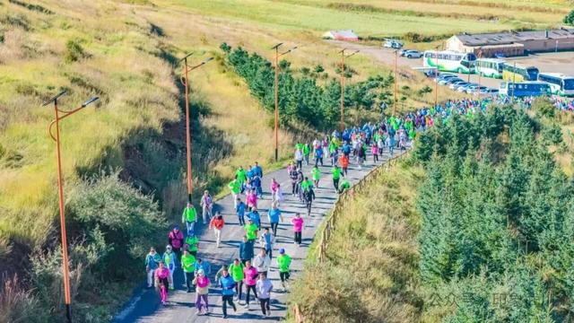2025哈达门高山草原徒步行活动在武川县举办，1500 余人纵马北疆踏歌而行