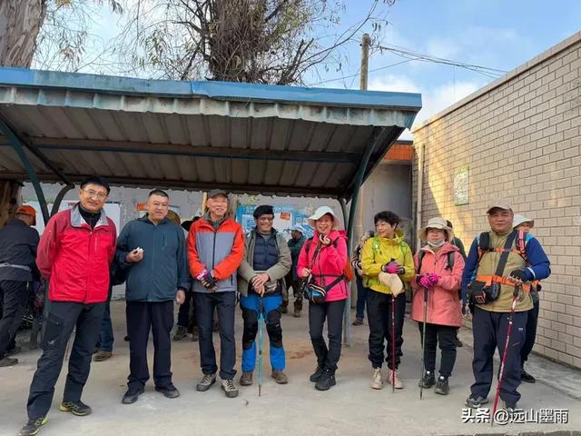 阳光明媚的冬日里,我们爬山去,逛陡坡村、看冬樱花,做晴朗的事