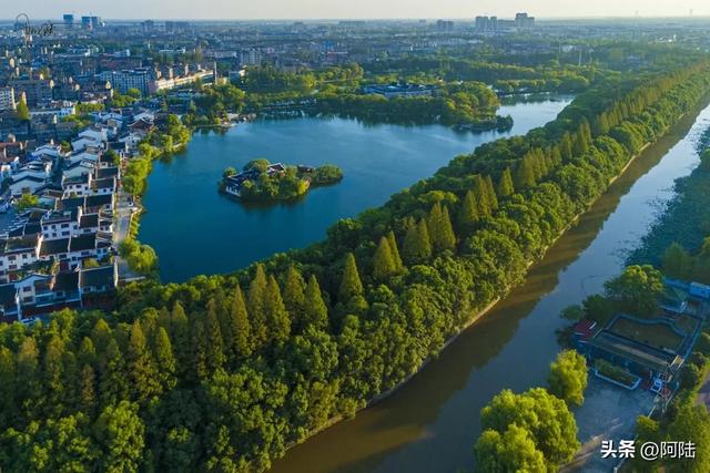 朝宗楼是荆州城墙上唯一的古城楼,所以有两道铁门把关,闲人莫近