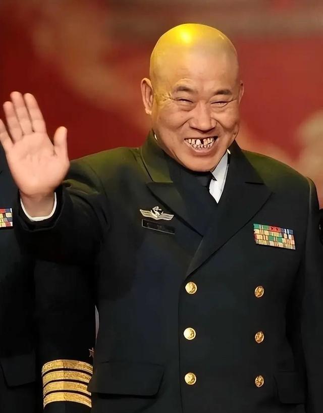 他因嘴歪演了半辈子坏人，令人想不到的是，他女儿是我们熟悉的她