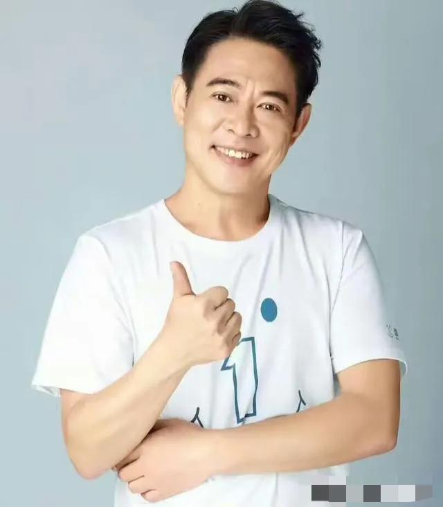 李连杰和黄秋燕生的大女儿结婚：李连杰送国产电车 余承东感谢支持