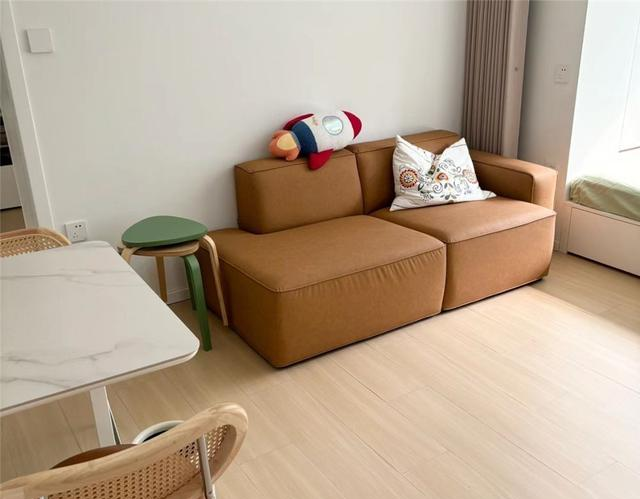 北京姑娘38㎡蜗居客厅火了	，因“阳台改成卧室	”走红，太有想法了