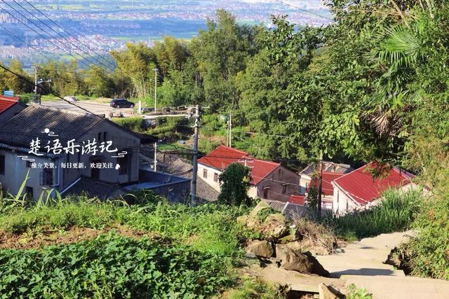 浙江宁波这个古村因水潭而得名，居于山岙犹如桃源秘境，适合徒步