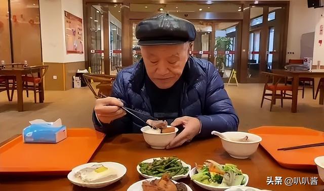 90岁牛犇近况曝光，做饭环境脏乱差，用塑料瓶保温菜、拖把当拐杖