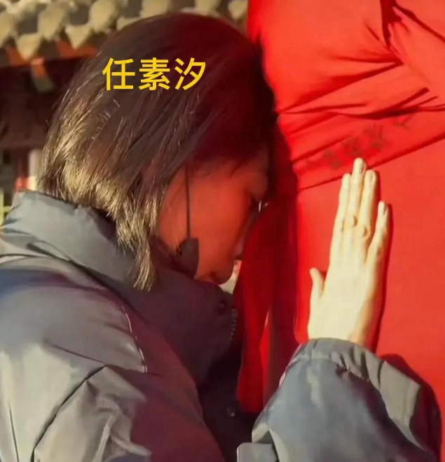 婚变传闻后，罗晋携任素汐与母亲去祈福，撕下了唐嫣仅存的体面