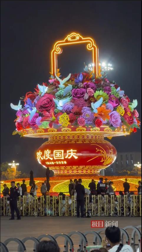 想看天安门国庆升旗仪式的心情有多迫切：安检口提前12小时排长队，开闸后百米冲刺占据最佳位